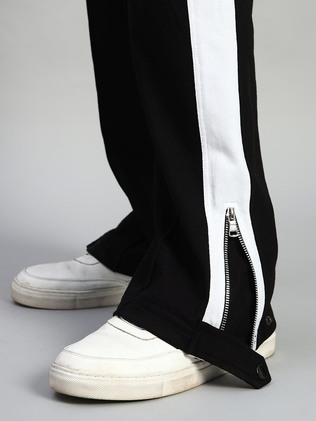 WONDER SLIT ZIPPER JOGGERS (BLACK-WHITE)