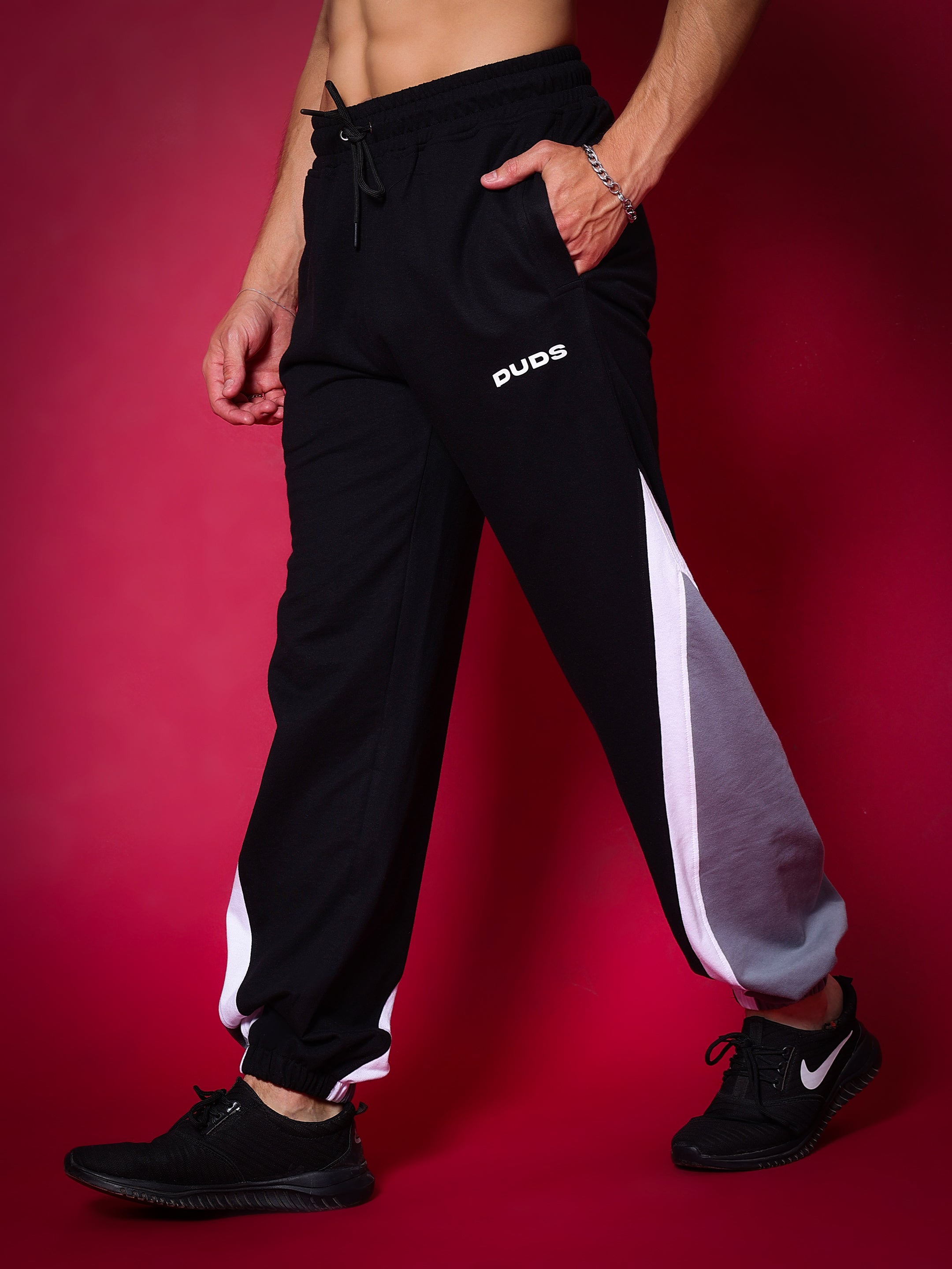 LOVE TRIANGLE BAGGY JOGGERS (BLACK-GREY)