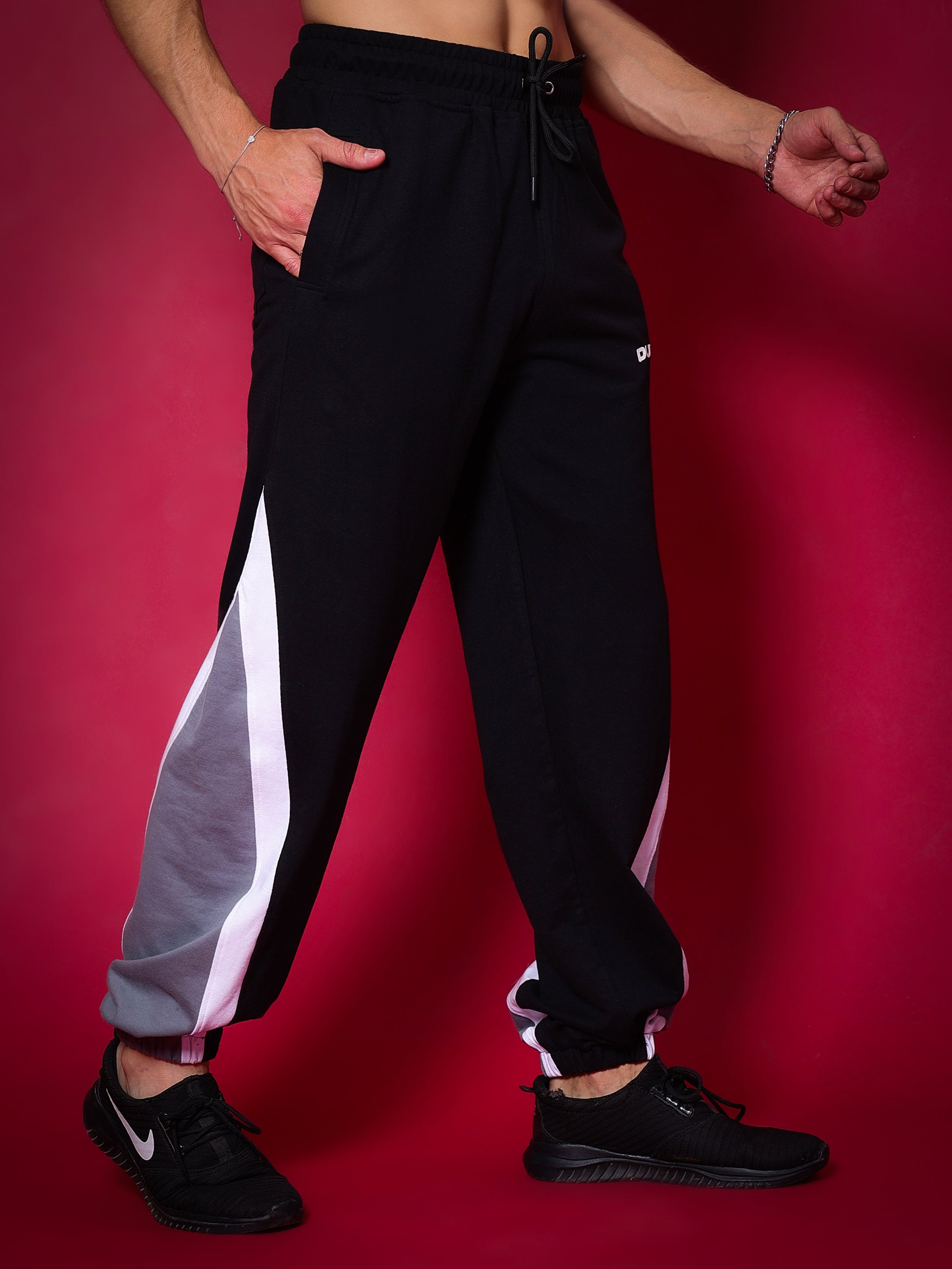 LOVE TRIANGLE BAGGY JOGGERS (BLACK-GREY)