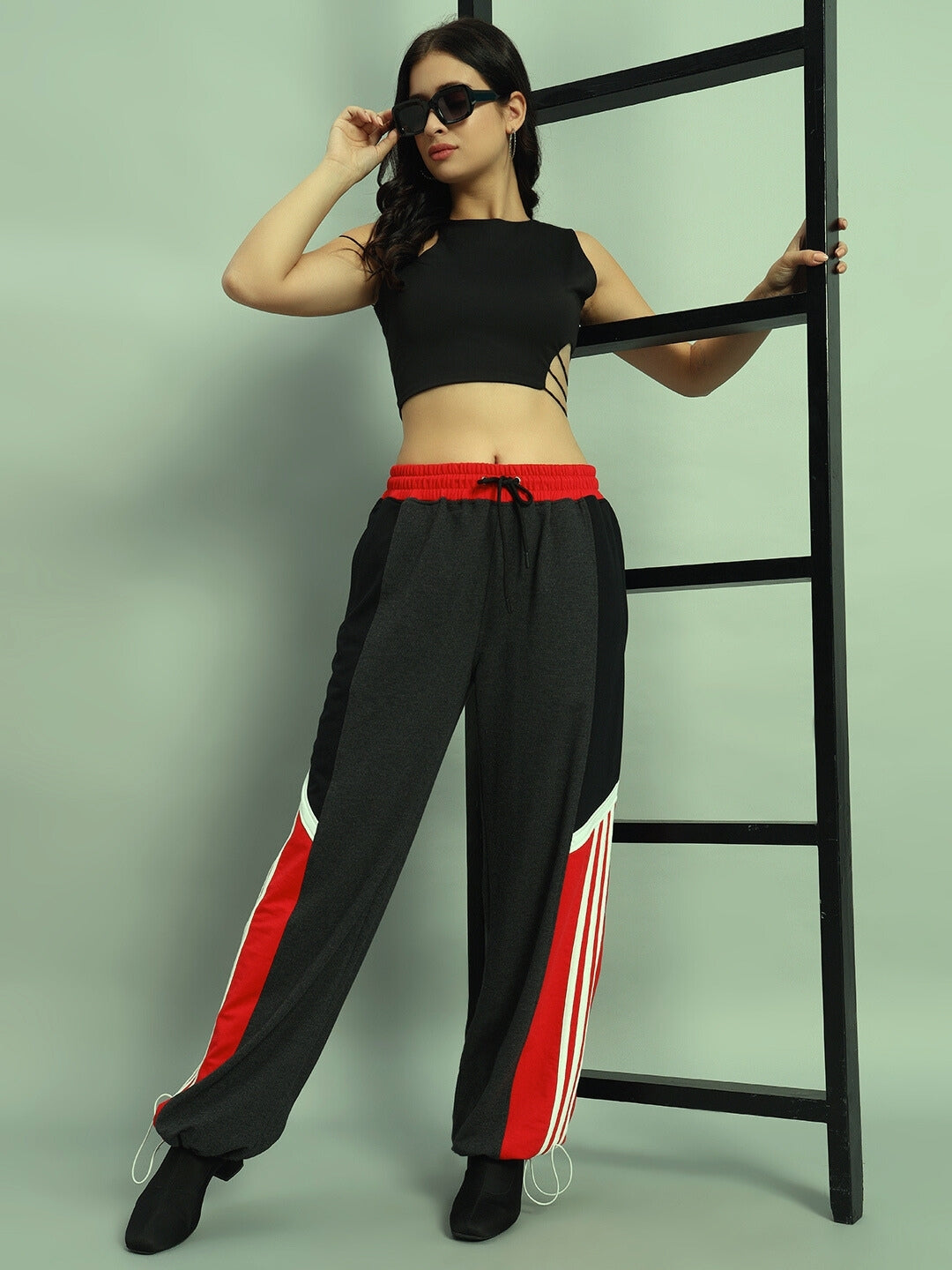 WOMEN'S SNICKER RELAXED-FIT JOGGERS (D GREY-RED)