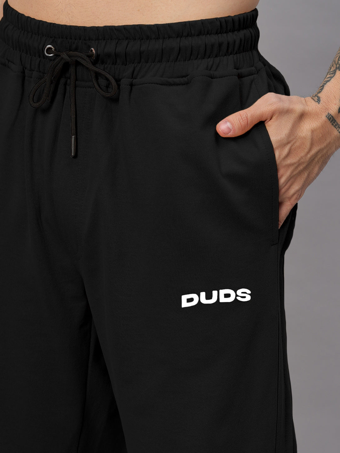 QUANTUM RELAXED-FIT JOGGERS (BLACK)